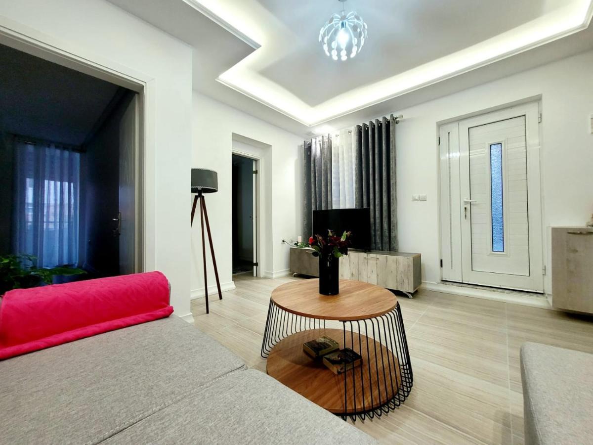 Anis Apartments Sarandë Esterno foto